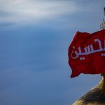 husayn ibn ali - زندگانی امام حسین بن علی علیهم السلام, تصویری از پرچم افراشته بر گنبد منور حرم امام حسین علیه السلام