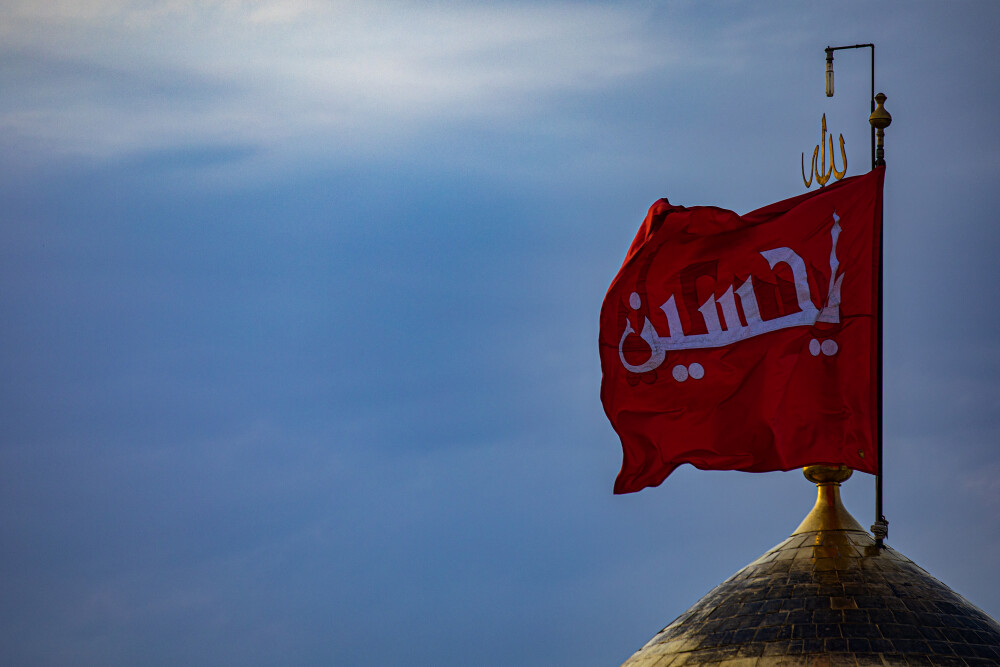 husayn ibn ali - زندگانی امام حسین بن علی علیهم السلام, تصویری از پرچم افراشته بر گنبد منور حرم امام حسین علیه السلام